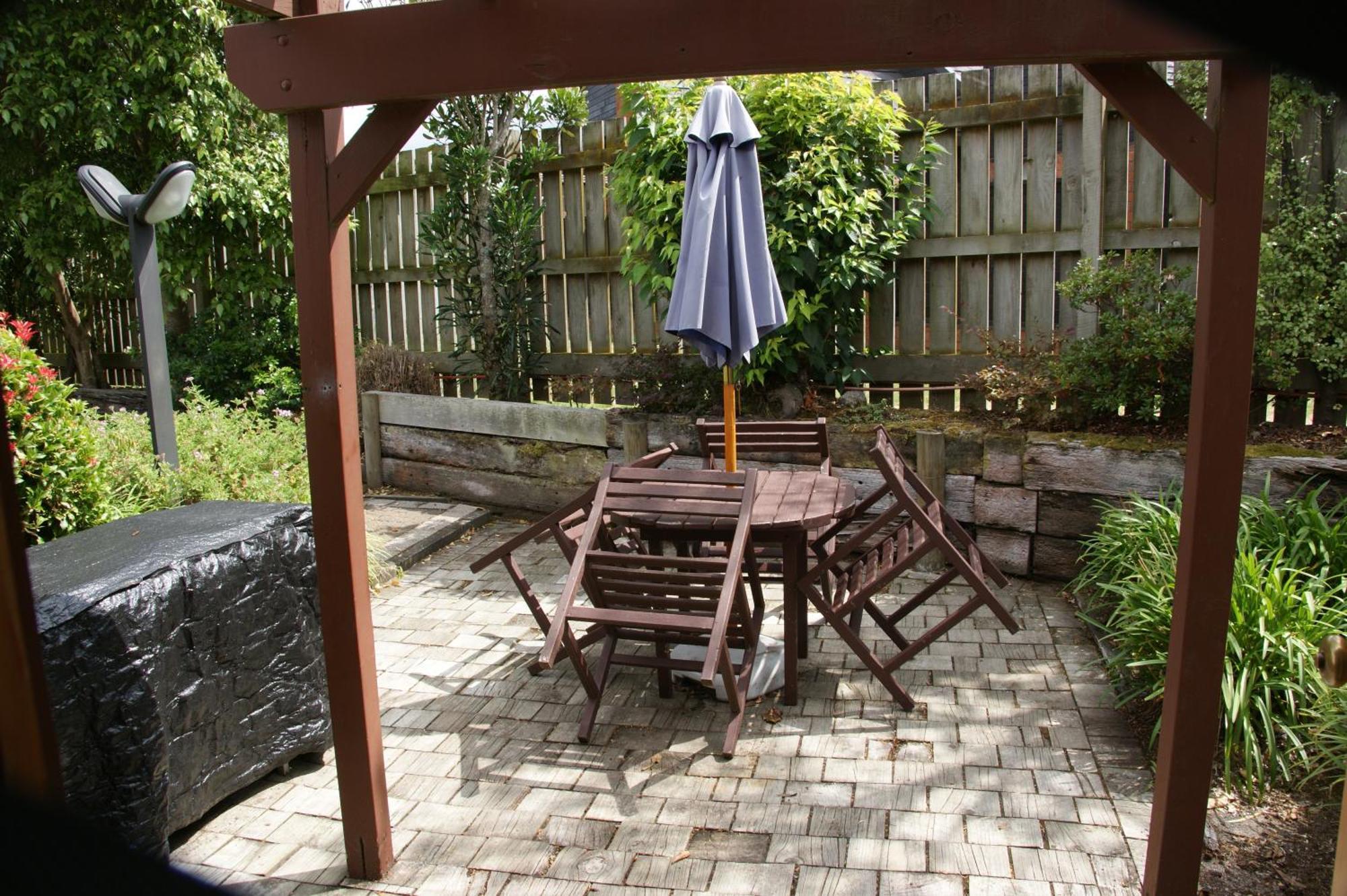 אגם טאופו Cascades Lakefront Motel חדר תמונה A backyard patio