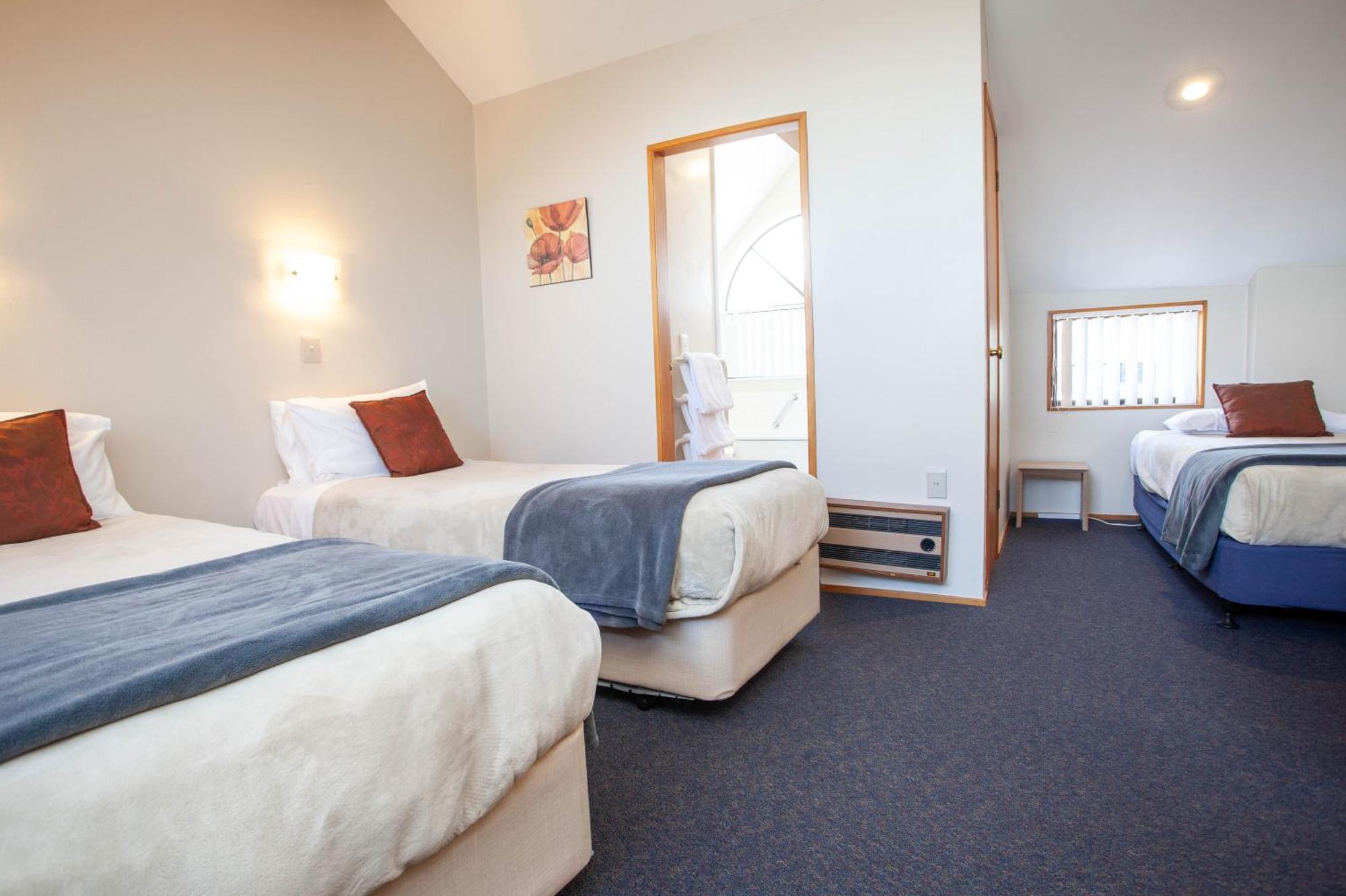 אגם טאופו Cascades Lakefront Motel חדר תמונה A typical motel room
