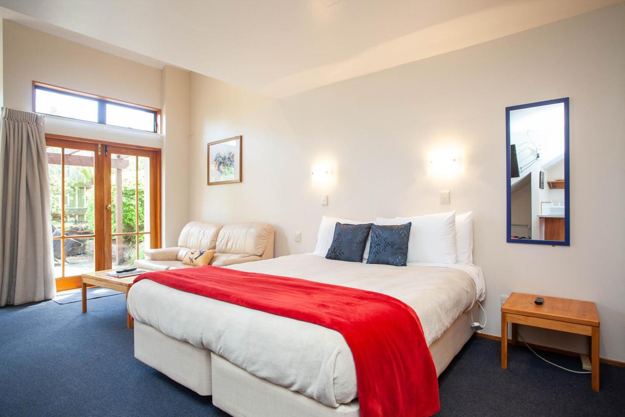 אגם טאופו Cascades Lakefront Motel חדר תמונה A typical studio apartment