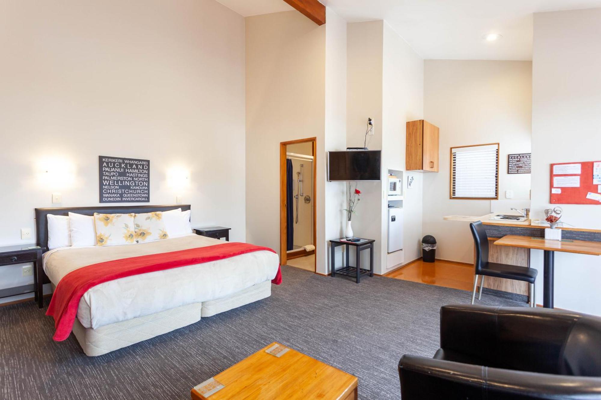 אגם טאופו Cascades Lakefront Motel חדר תמונה A studio apartment in New Zealand