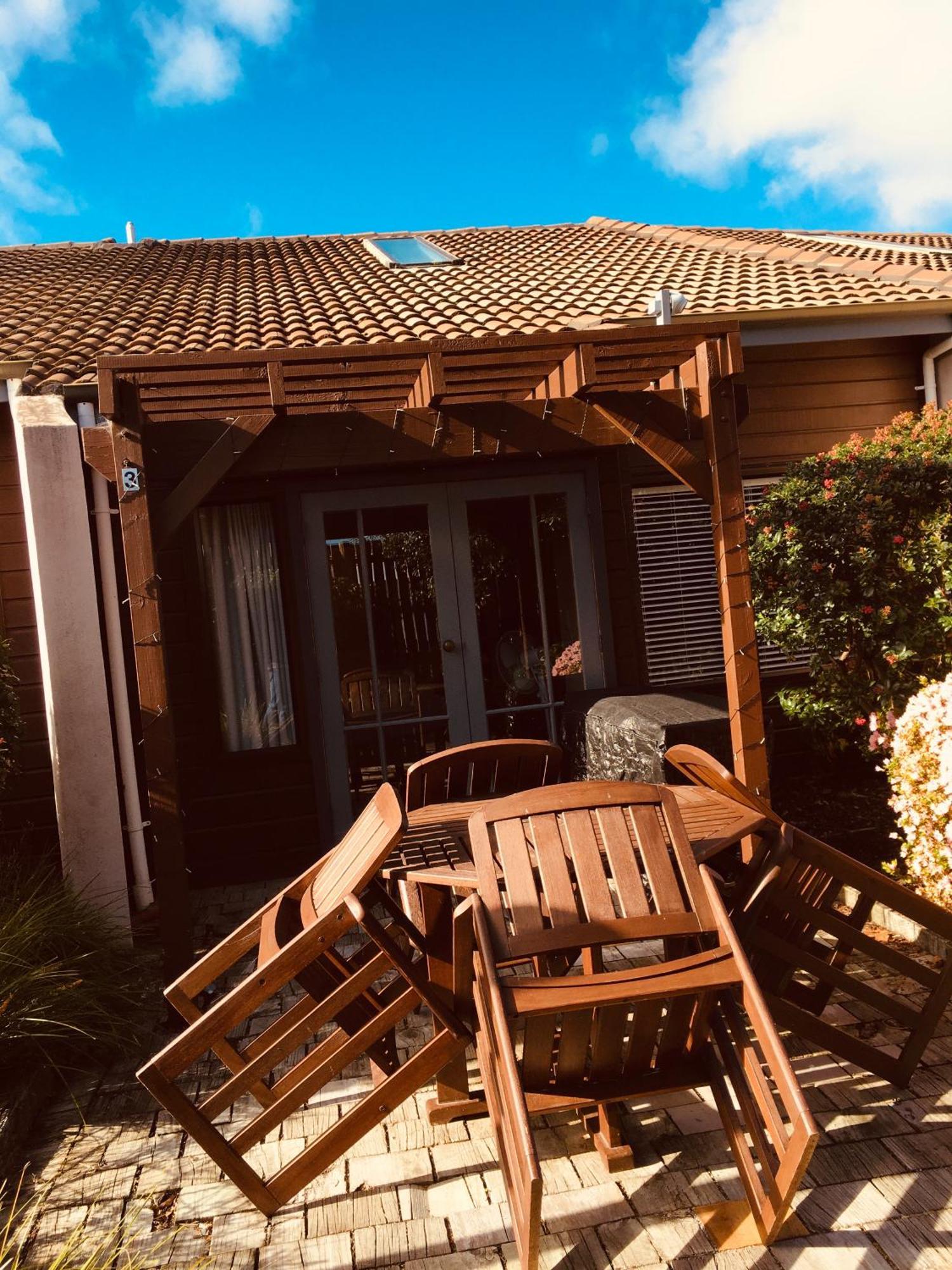 אגם טאופו Cascades Lakefront Motel מראה חיצוני תמונה A pergola in Germany