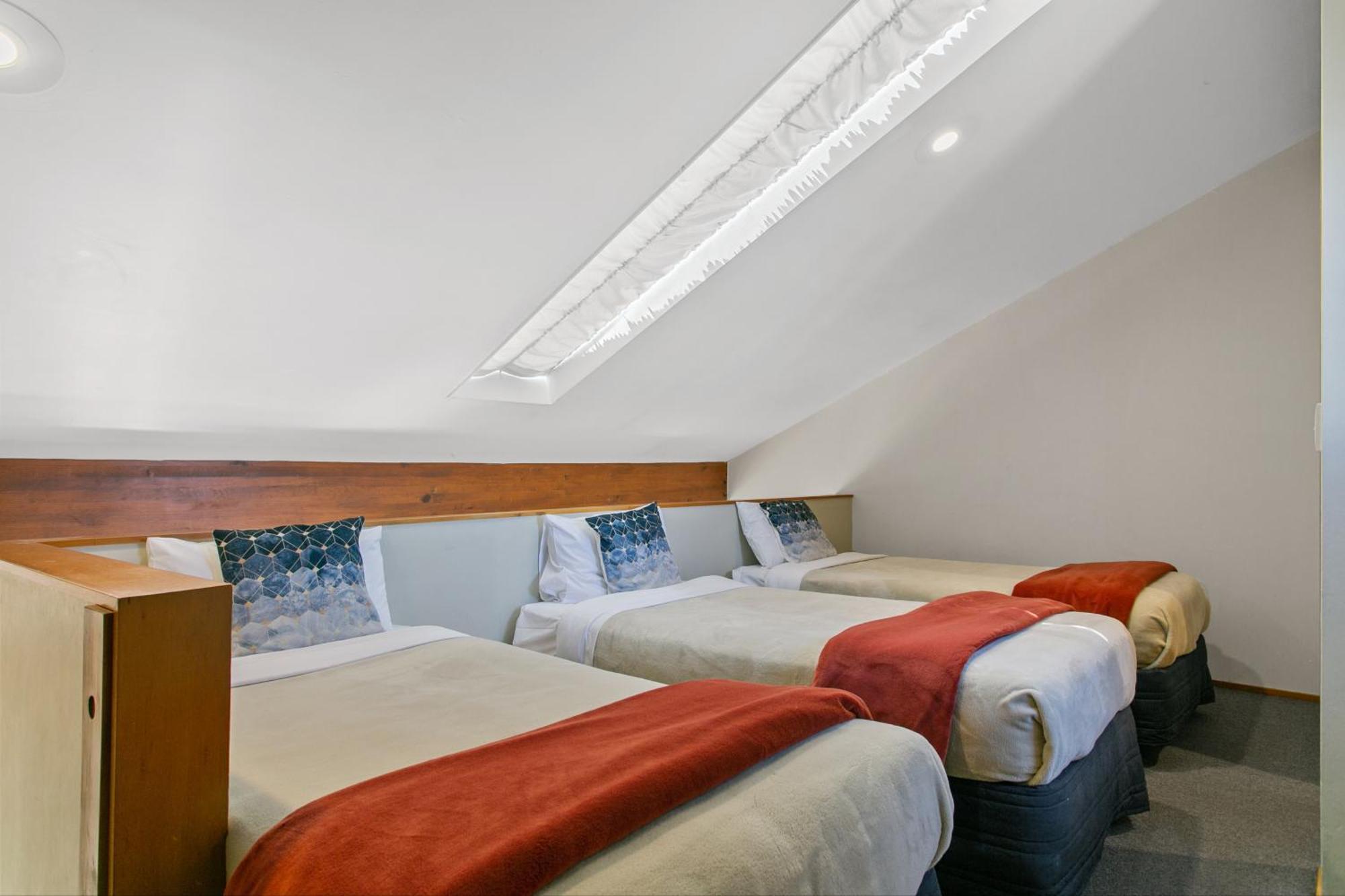אגם טאופו Cascades Lakefront Motel מראה חיצוני תמונה Skylight in a hotel room