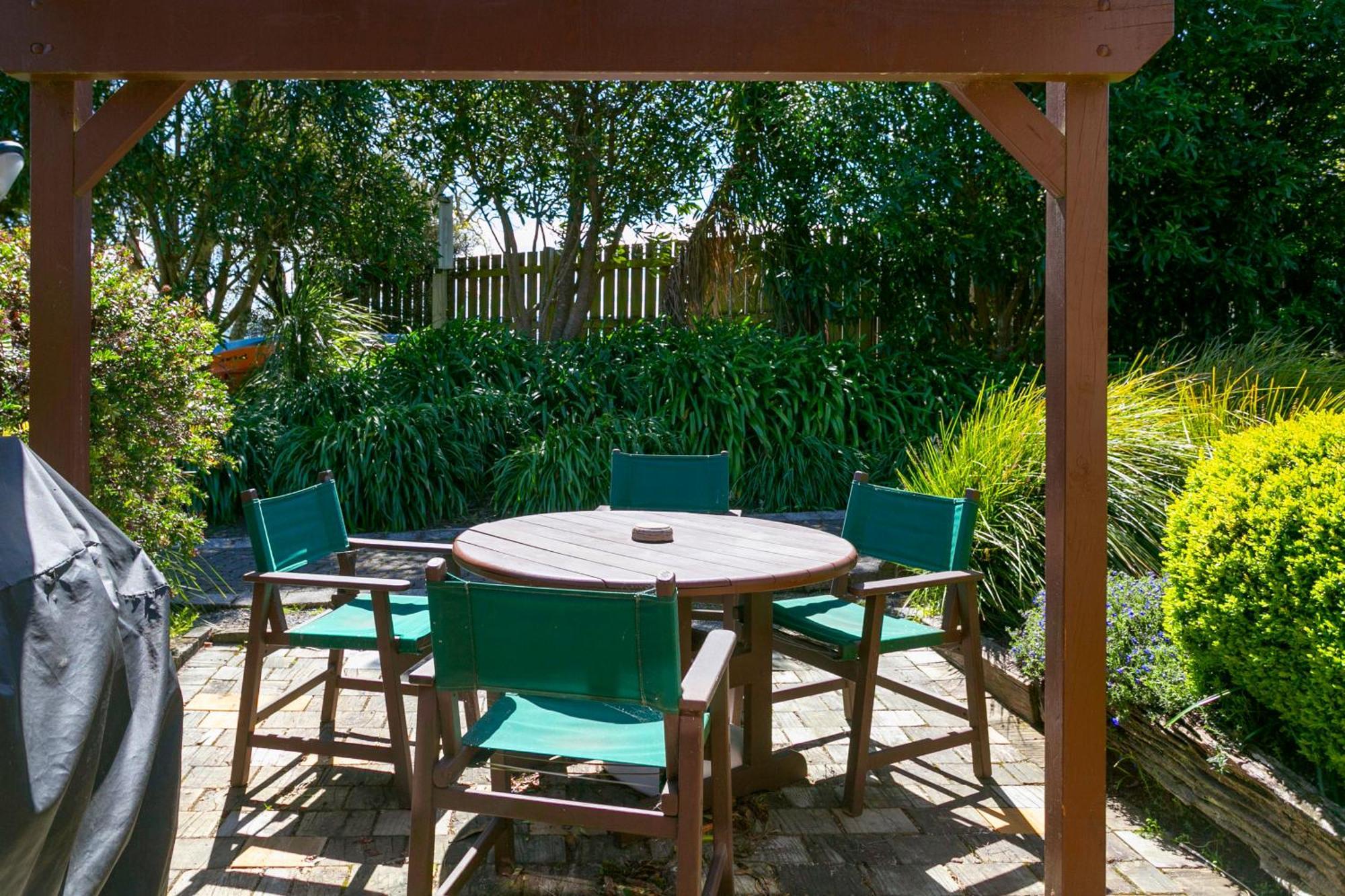 אגם טאופו Cascades Lakefront Motel מראה חיצוני תמונה A pergola in a garden
