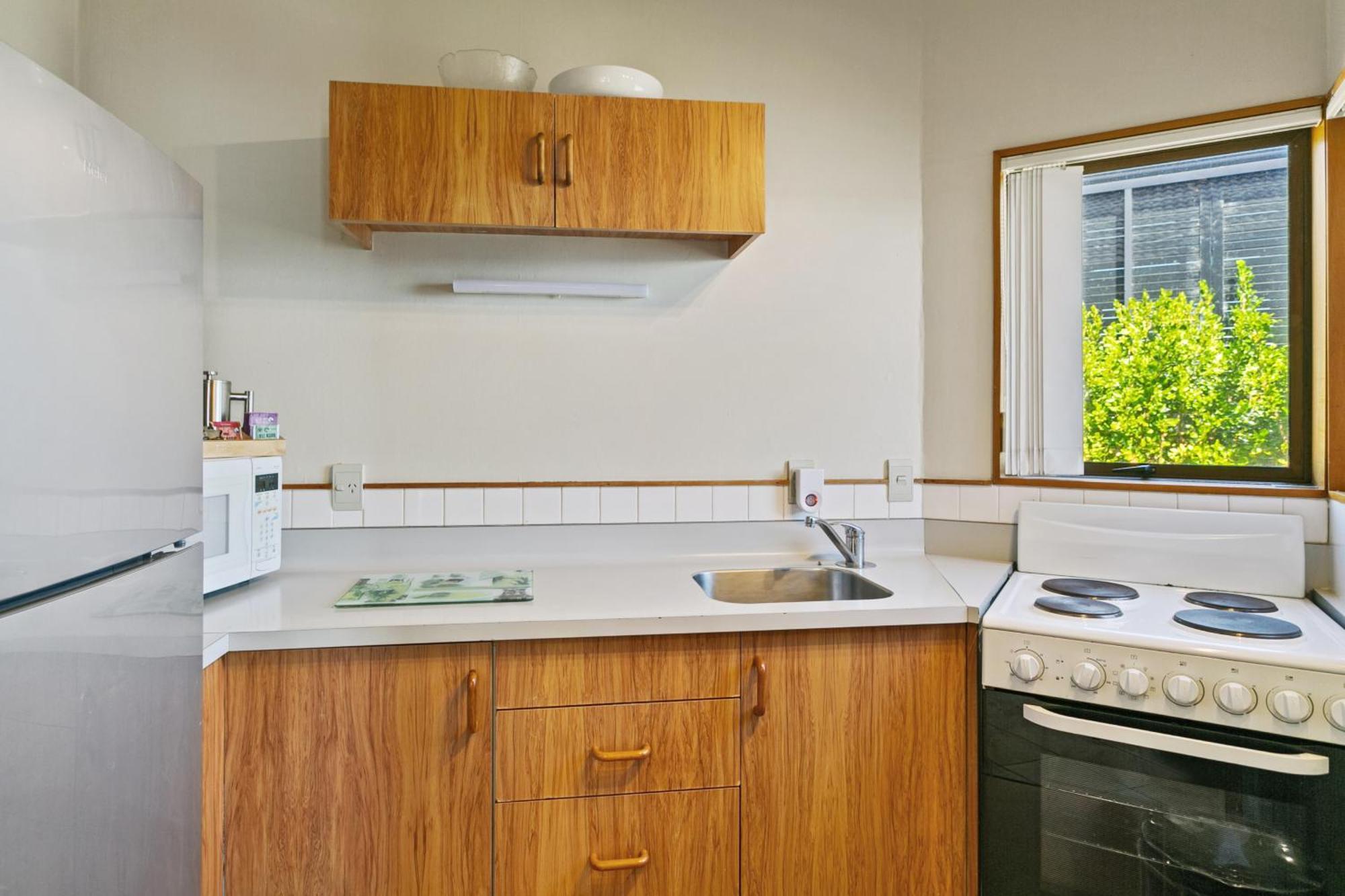 אגם טאופו Cascades Lakefront Motel מראה חיצוני תמונה A kitchen in a student flat