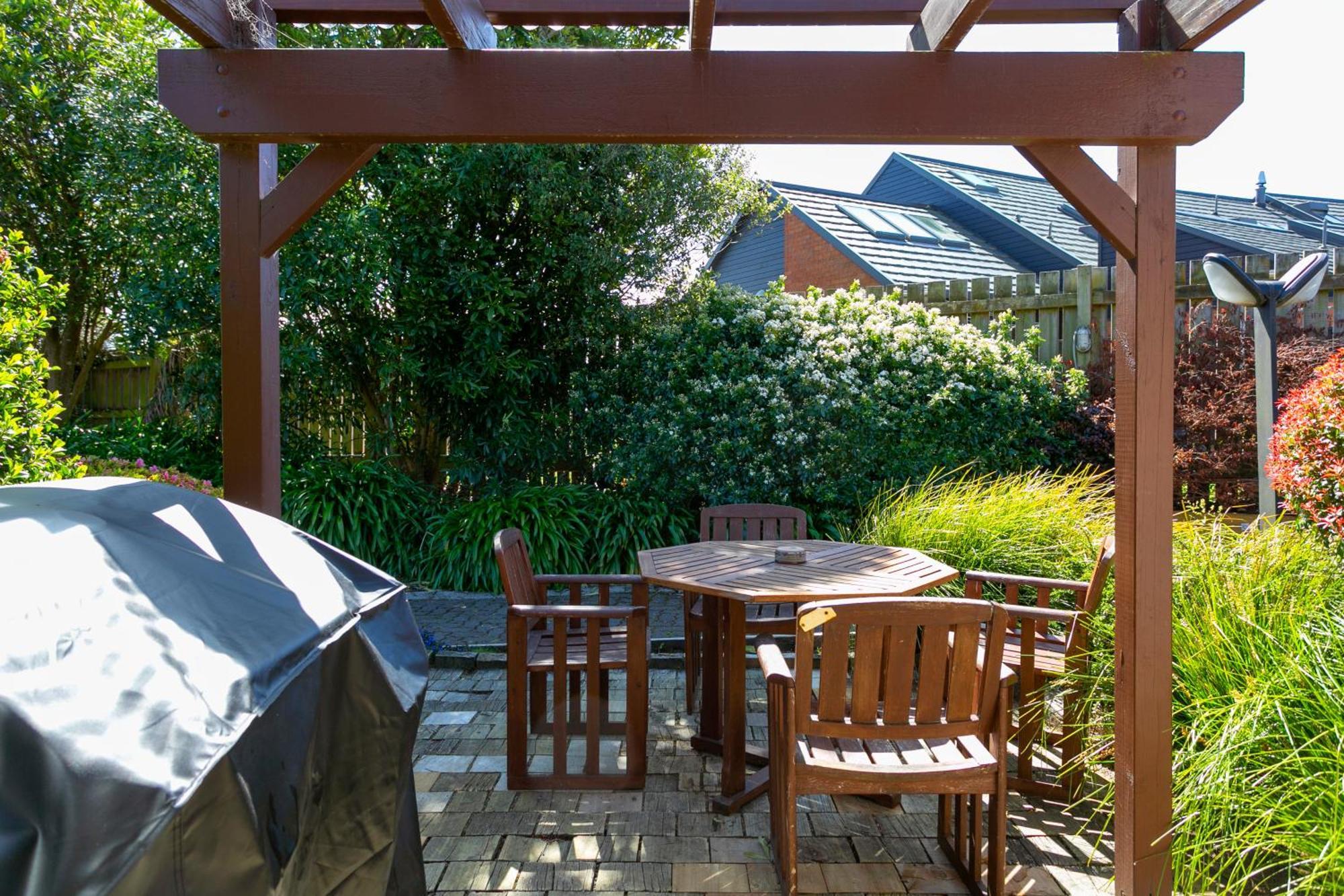 אגם טאופו Cascades Lakefront Motel מראה חיצוני תמונה A pergola in a backyard