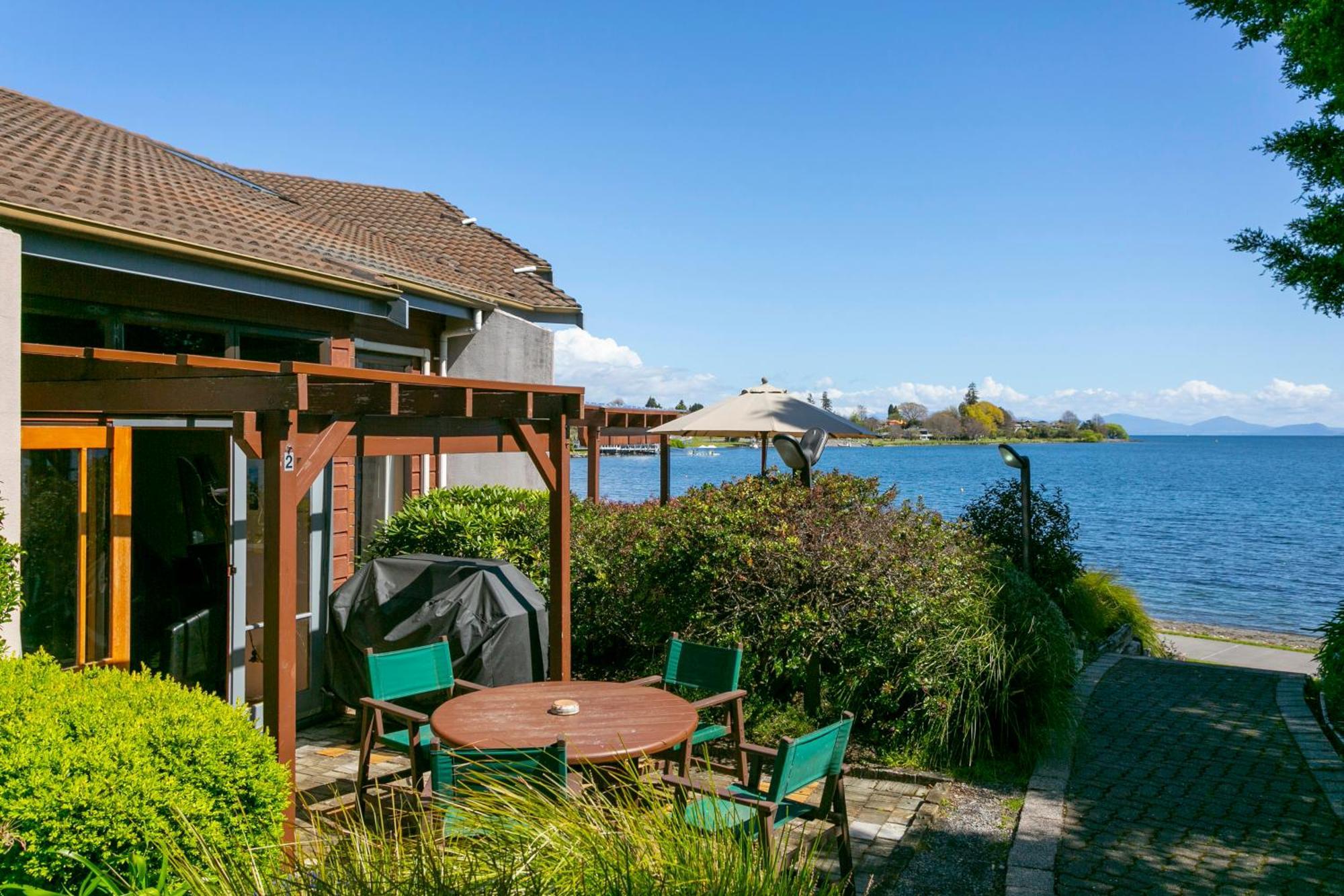אגם טאופו Cascades Lakefront Motel מראה חיצוני תמונה A view of Lake Taupo from the hotel
