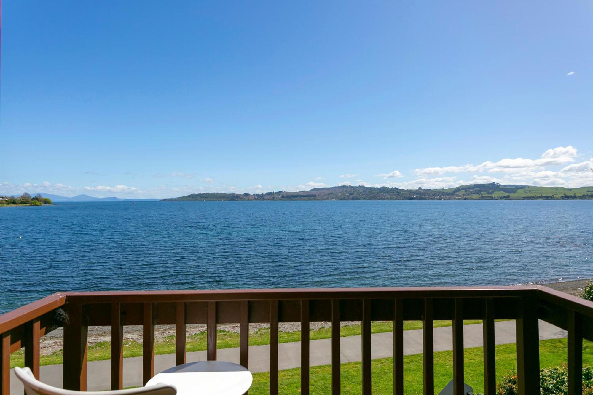 אגם טאופו Cascades Lakefront Motel מראה חיצוני תמונה View of the bay from the hotel