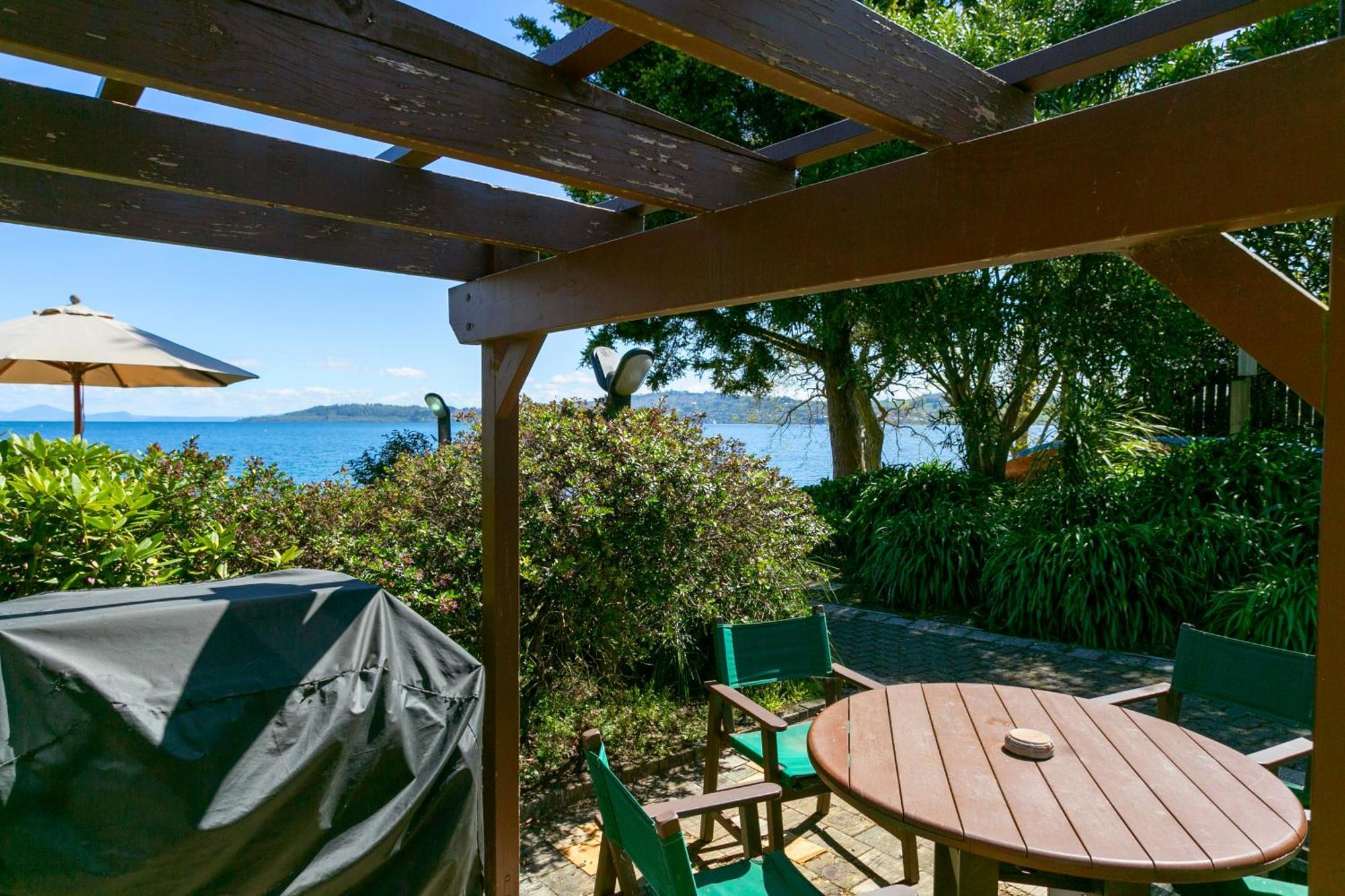 אגם טאופו Cascades Lakefront Motel מראה חיצוני תמונה The view from the deck of the house