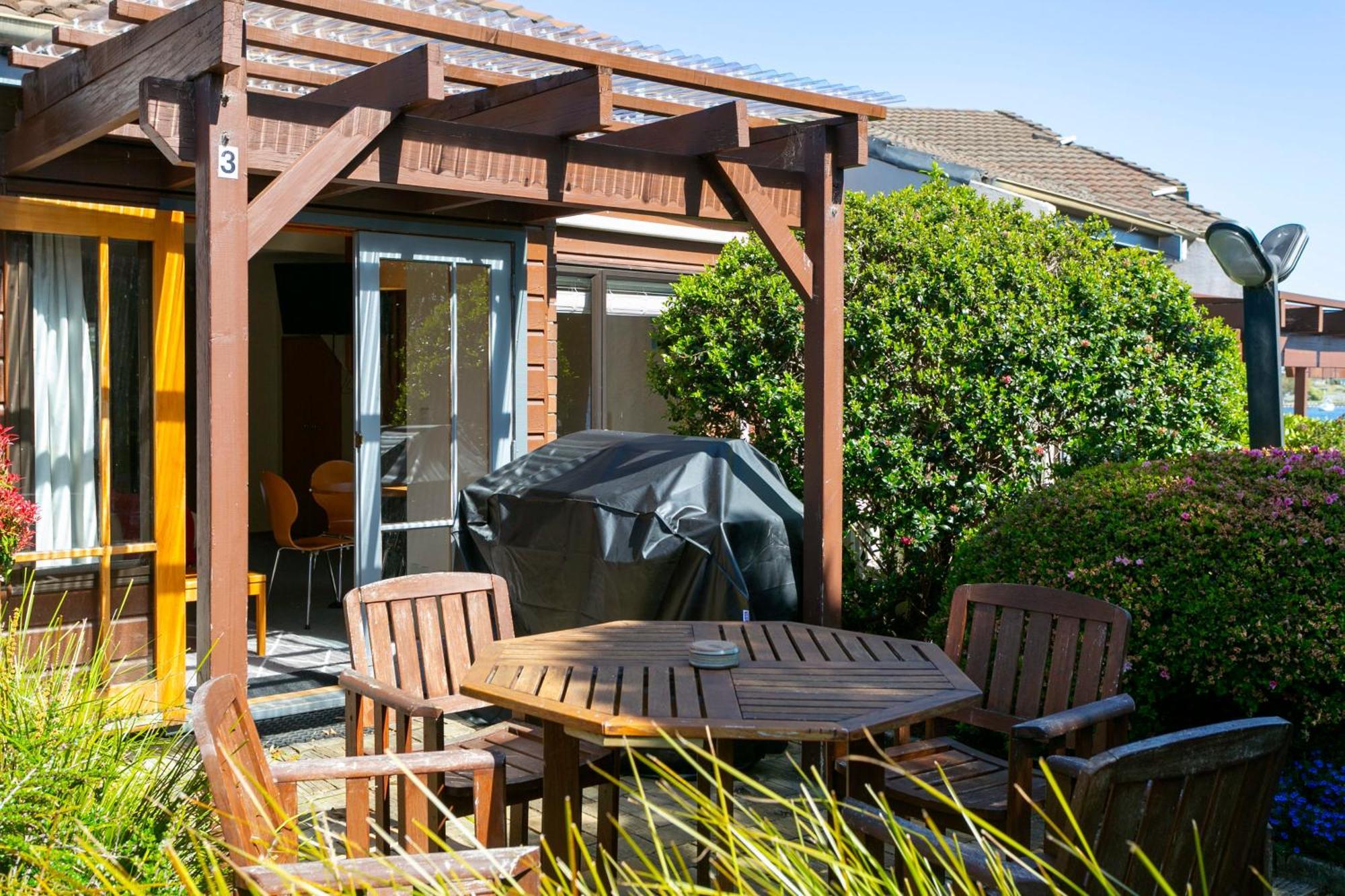 אגם טאופו Cascades Lakefront Motel מראה חיצוני תמונה A pergola in a garden