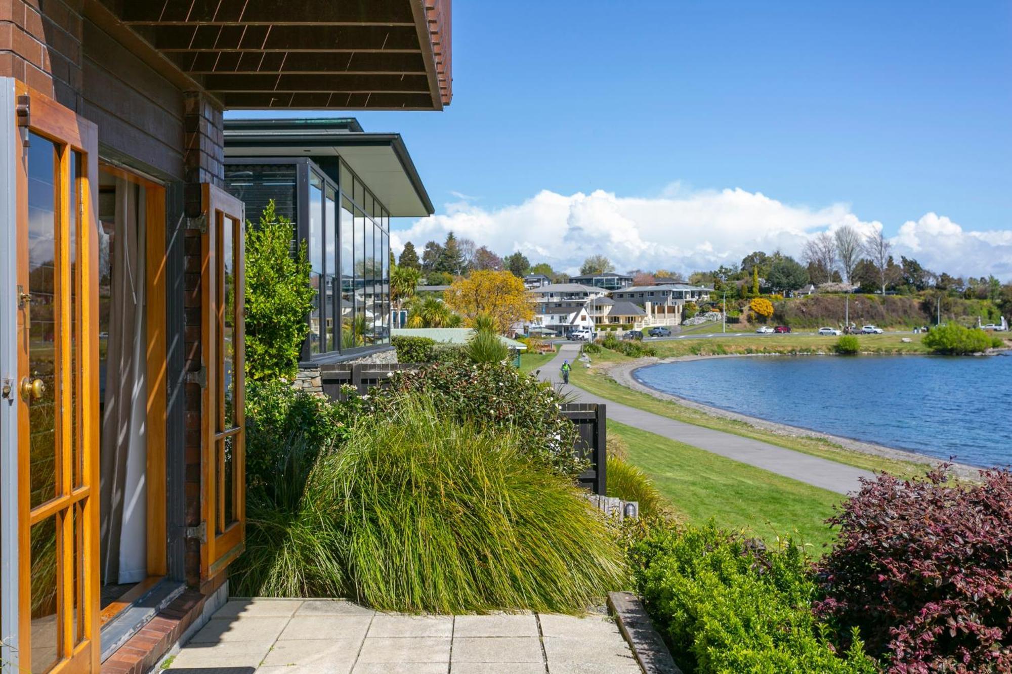 אגם טאופו Cascades Lakefront Motel מראה חיצוני תמונה View of the lake from the library