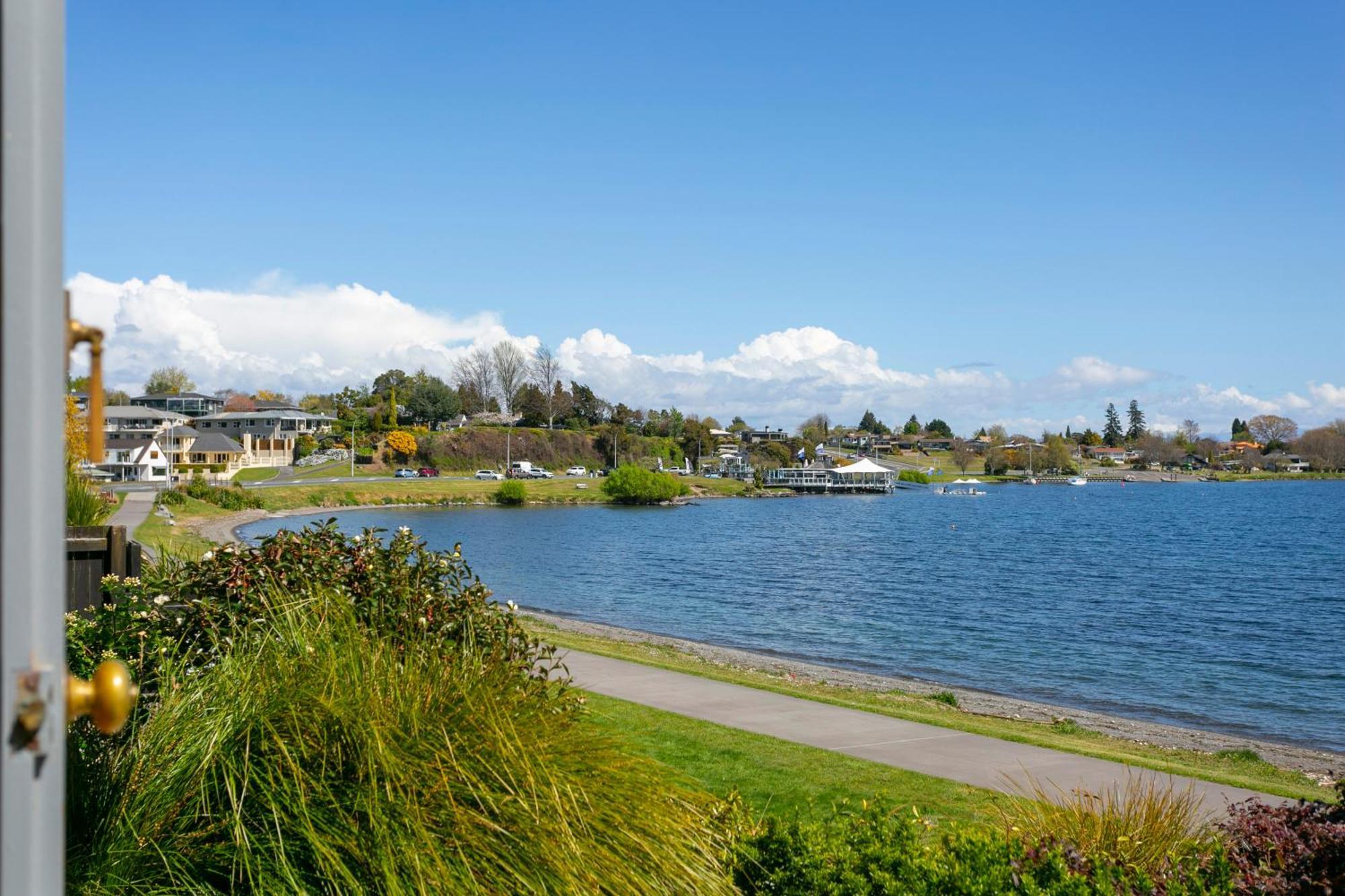 אגם טאופו Cascades Lakefront Motel מראה חיצוני תמונה View of Lake Stevens