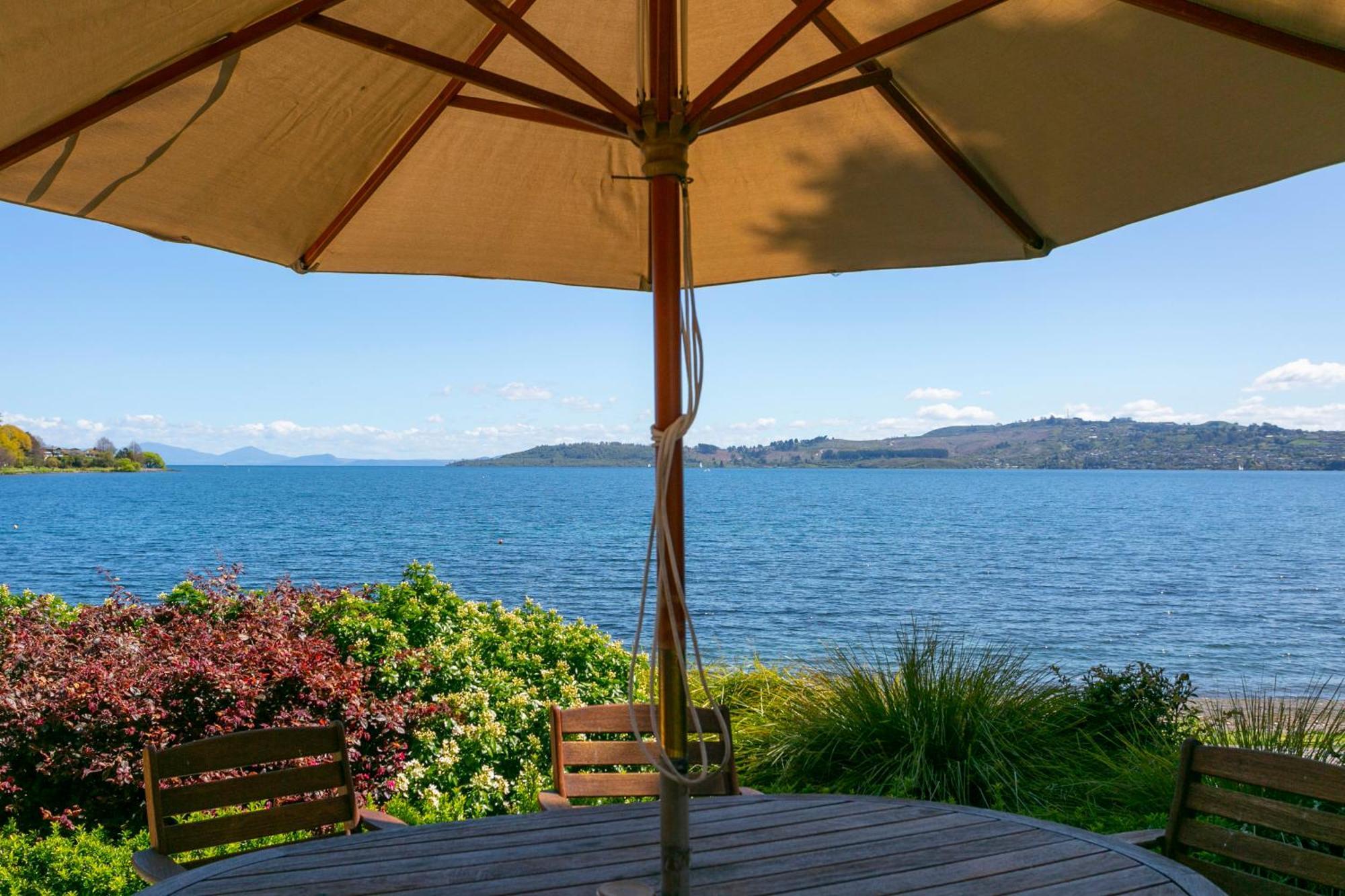 אגם טאופו Cascades Lakefront Motel מראה חיצוני תמונה View of the bay from the town